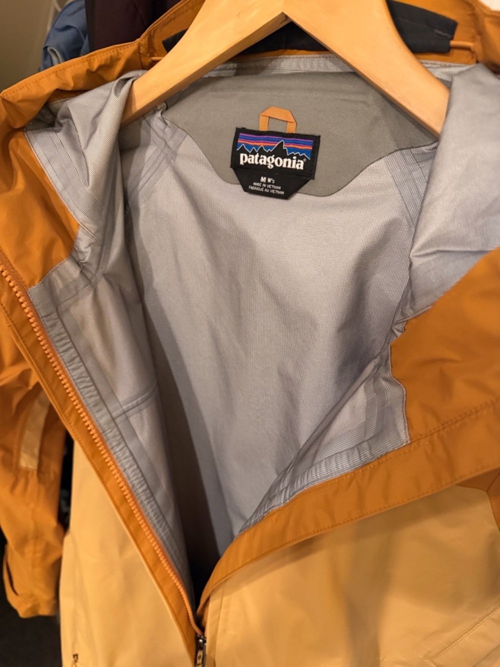 Patagonia Torrentshell 3L Rain Jacket - like new - Picture 2 of 5